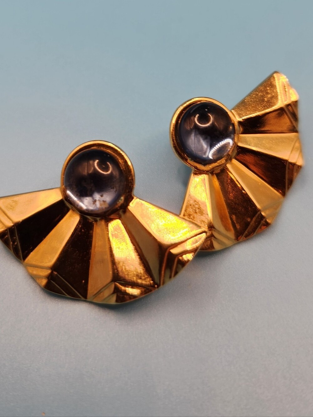 Avon Vtg. 1980's Goldtone Pleated Fan Wth Sapphire Blue Cabochon